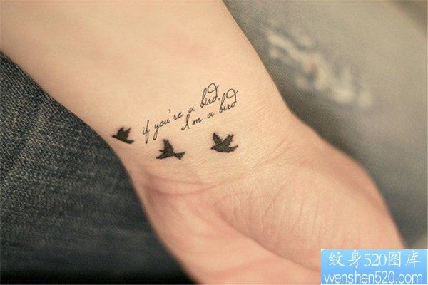 一幅女人手腕燕子纹身图案