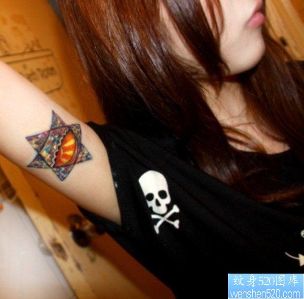 一幅女人手臂图腾纹身图案