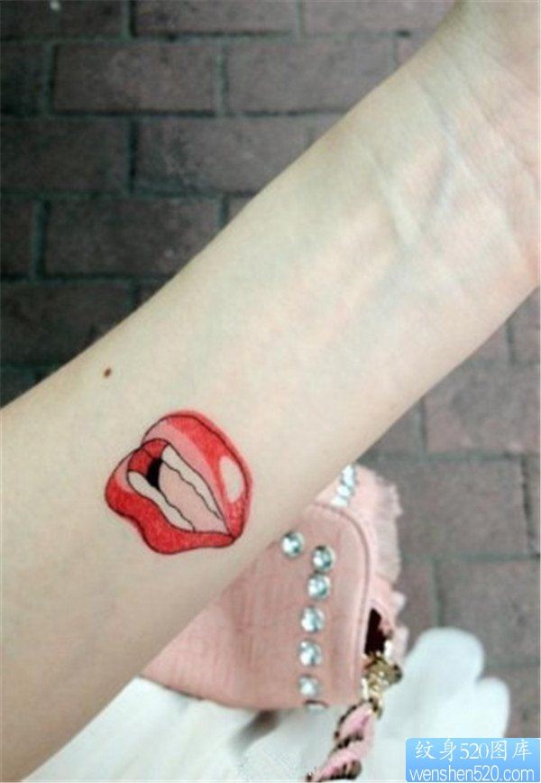 女人手腕手臂红唇纹身图案