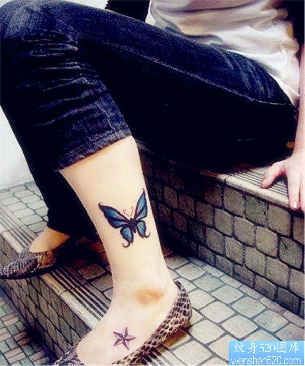 女人腿部彩色蝴蝶纹身图案
