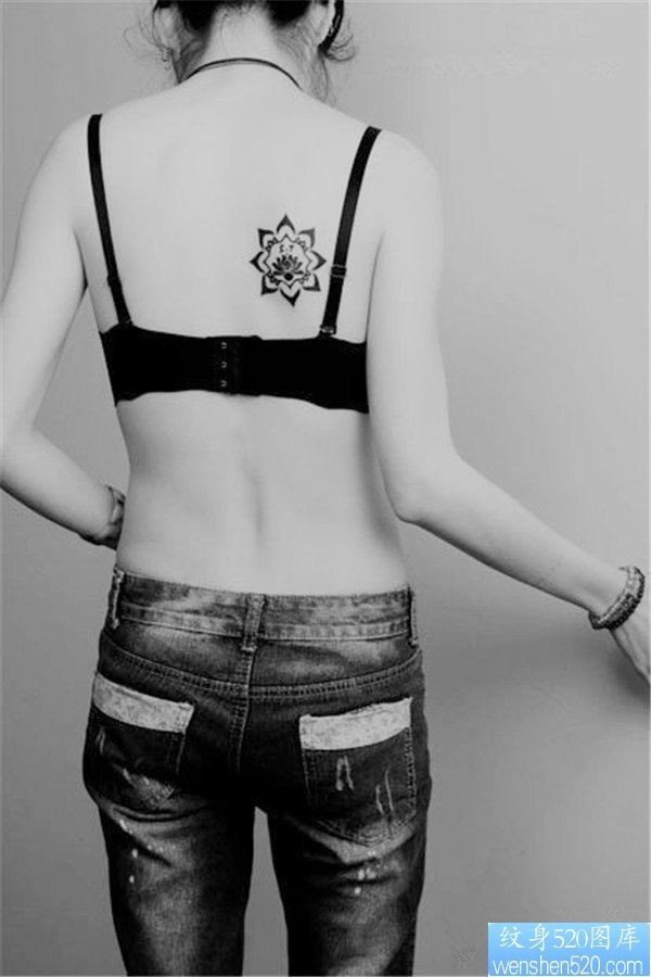 女性背部花图腾纹身图案