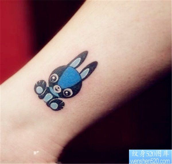 手腕卡通兔子彩色纹身图案