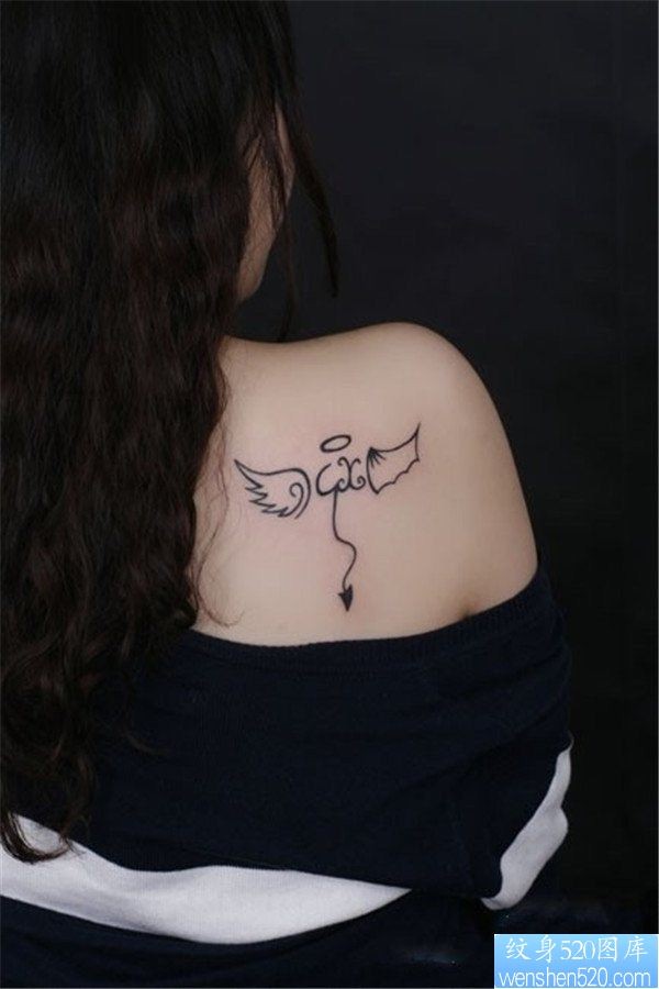 女生肩部翅膀纹身图案