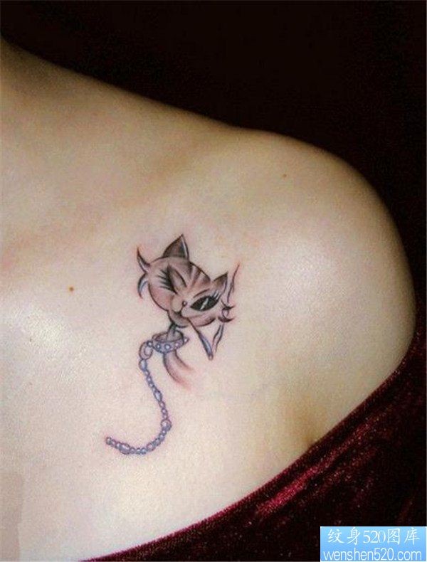 一幅女人肩背猫咪纹身图案