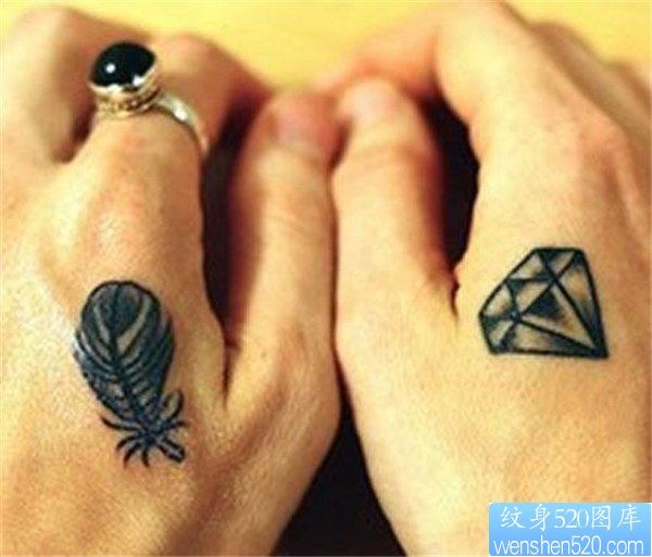 手背上的钻石和笔纹身图案