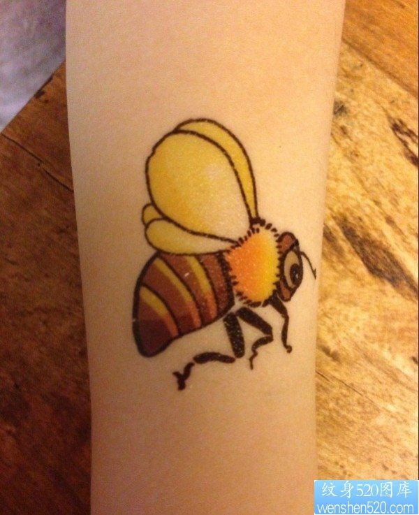 手臂上彩色蜜蜂纹身图案