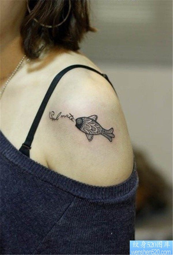 一幅女人肩背鱼纹身图案
