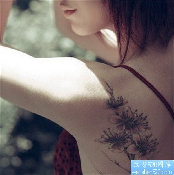 女生背部梅花纹身图案