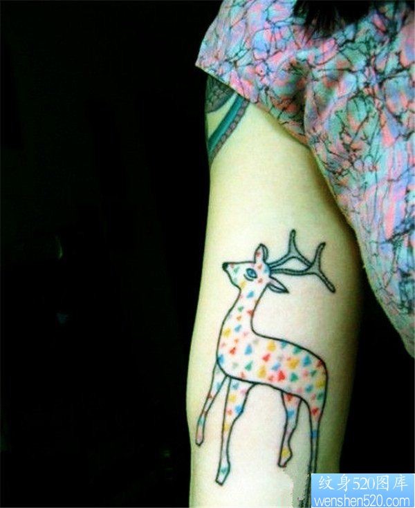 女人手臂彩色小鹿纹身图案