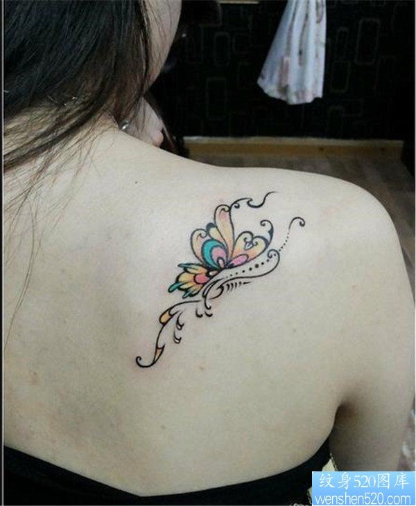 女人肩背彩色蝴蝶纹身图案
