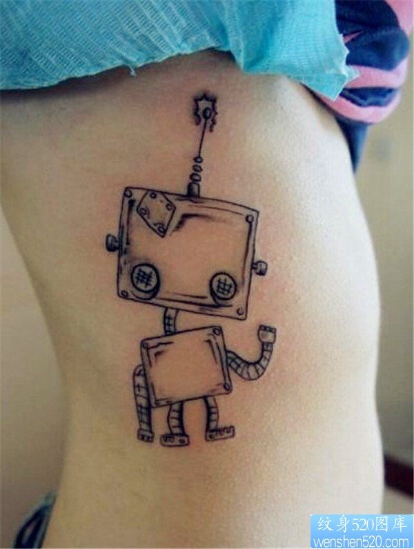 一幅女生腰部小机器人纹身