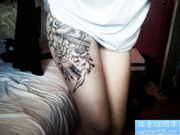 女生腿部黑灰玫瑰花欧美纹身图案
