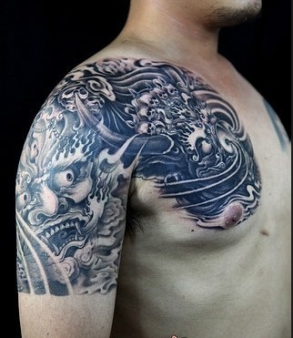 男人胸前上手臂黑白个性纹身图案