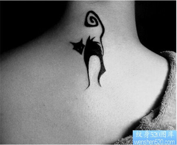 女生颈部猫纹身图案