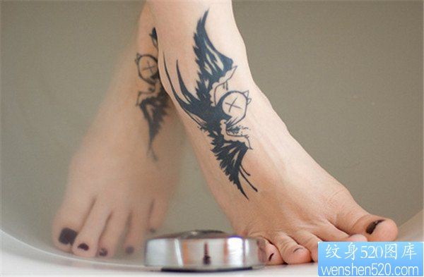 一幅女人脚背纹身图案