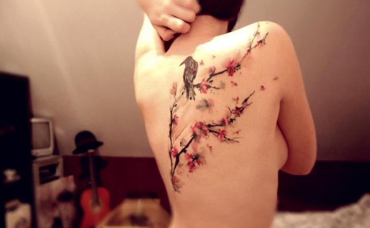 背部漂亮的梅花和小鸟纹身