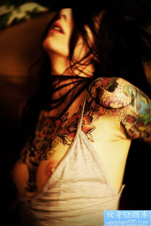 一幅性感女人纹身写真图案
