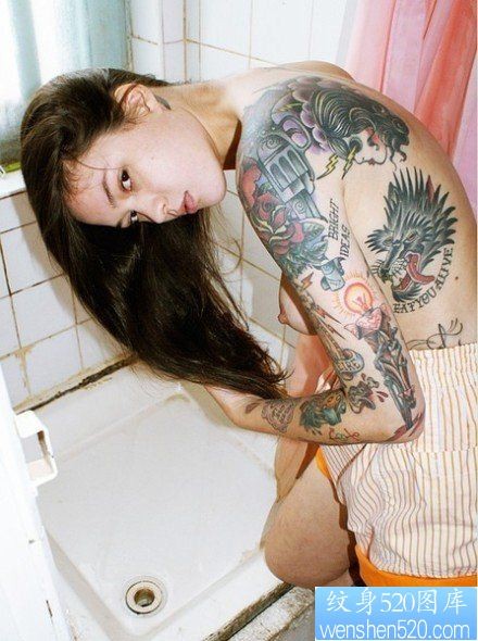 一幅花臂女人纹身图案
