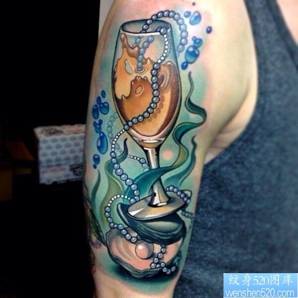 一幅胳膊酒杯纹身图案