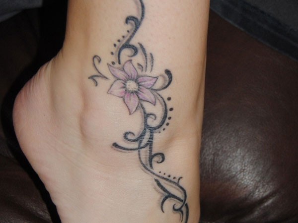 脚踝处漂亮的花藤纹身