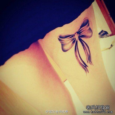 女人腿部蝴蝶结纹身图案