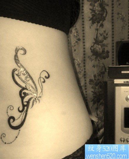 一幅女人腰部蝴蝶纹身图案