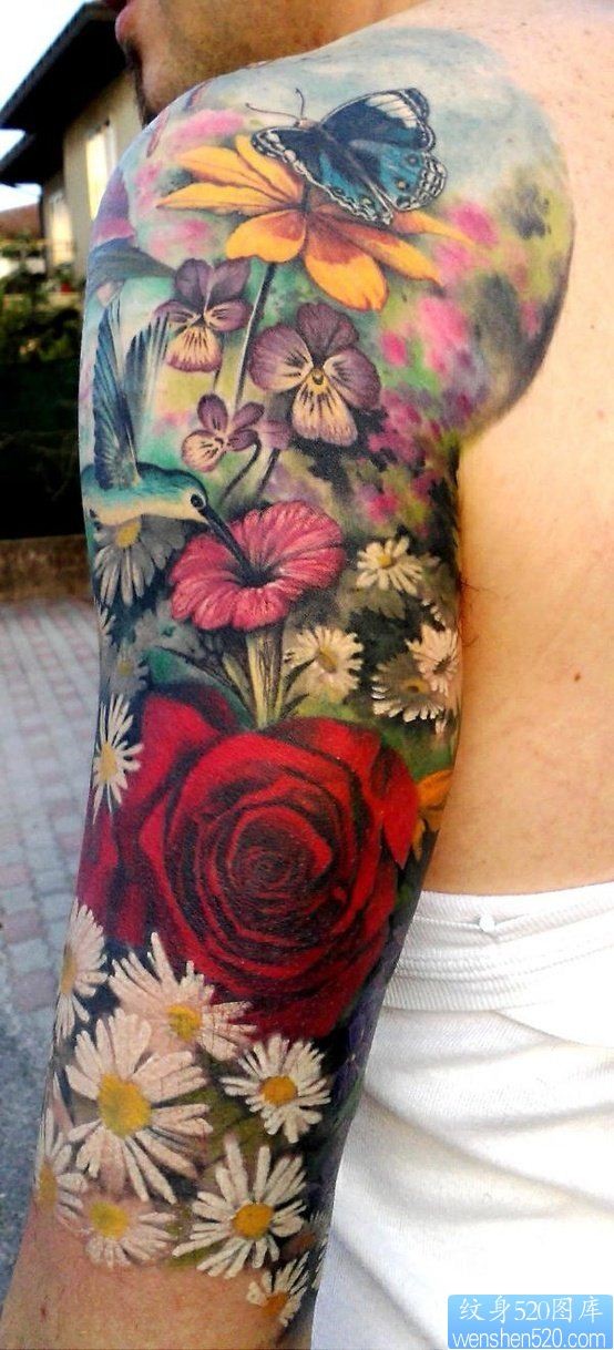 一款流行的彩色花臂纹身图案