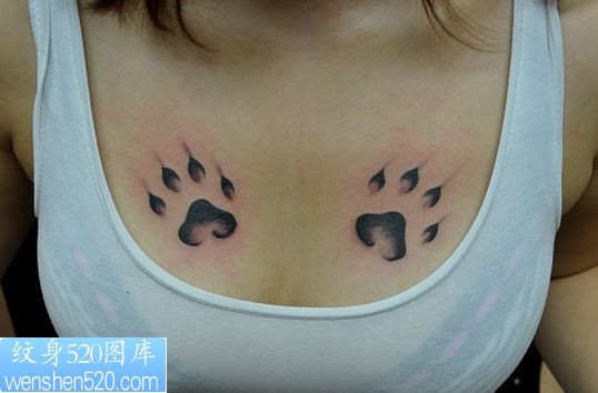女孩胸前熊脚印纹身图案图案