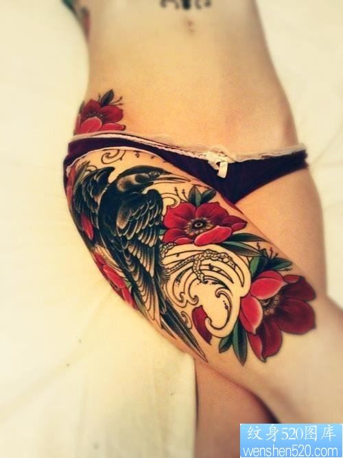 一幅女人腿部彩色玫瑰花纹身图案