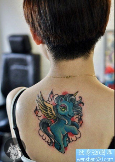 女人肩背彩色独角兽纹身图案
