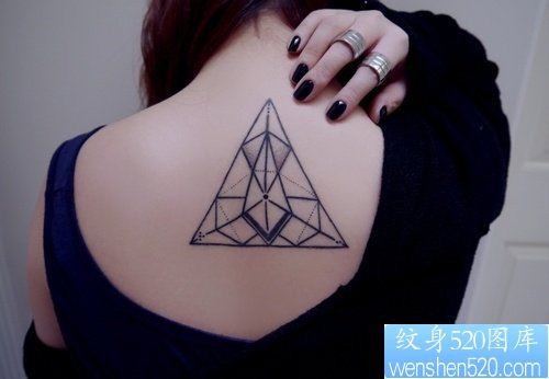女人肩背几何图形纹身图案