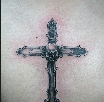 背部一款经典的十字架纹身