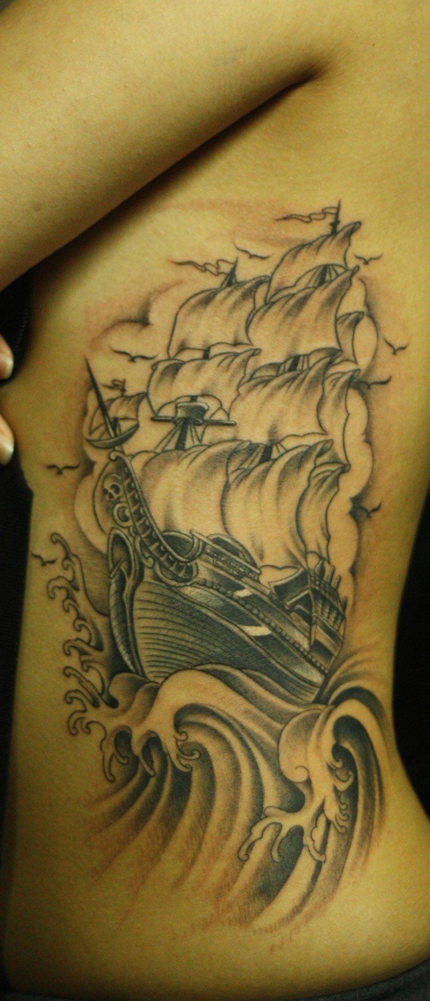 乘风破浪的大船和文字纹身图案