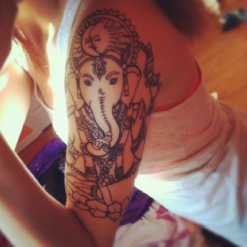 女性手臂上的象神头像纹身