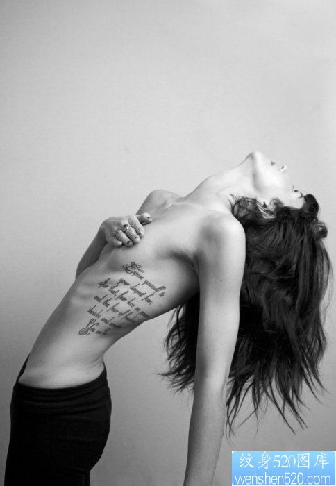 女人腰部纹身图案