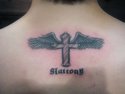 男生背部翅膀十字架刺青