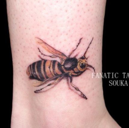 脚踝小蜜蜂纹身图案