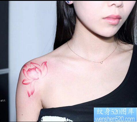 女人肩背莲花纹身图案