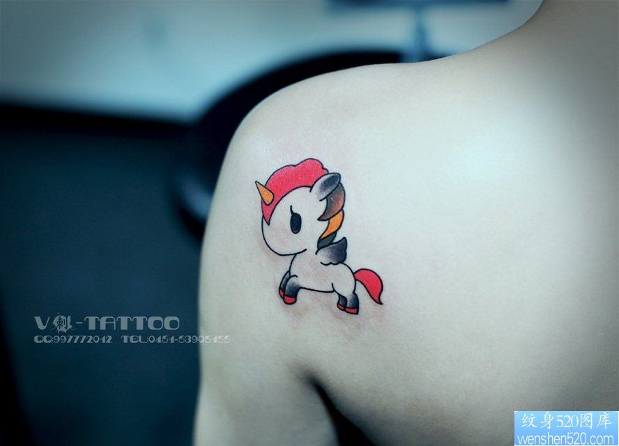 一幅女人肩背彩色独角兽纹身图案