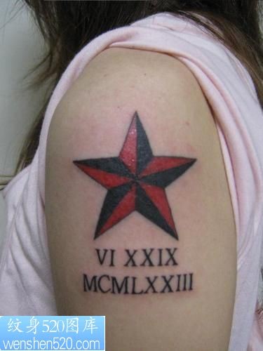 女孩大臂五角星字母纹身图案