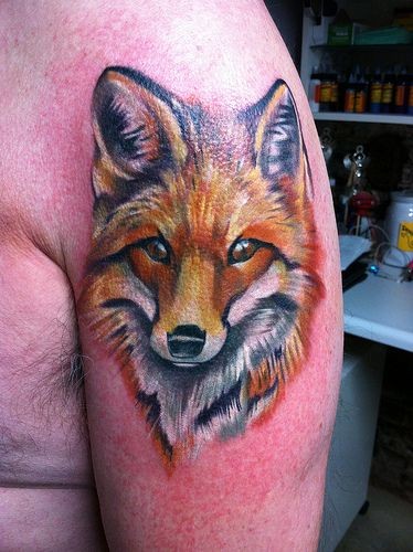 手臂个性的狐狸头像纹身