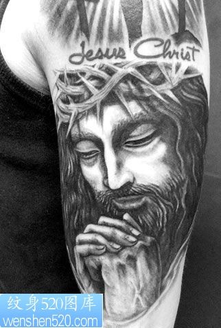 双手抱拳的耶稣纹身图案