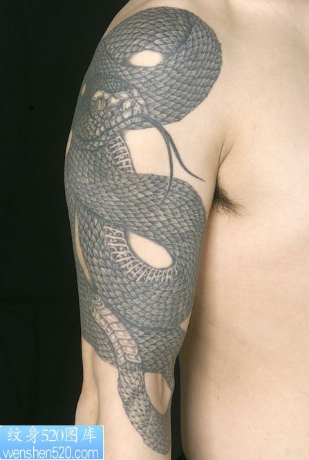 大臂上吐信子的大蛇纹身图案