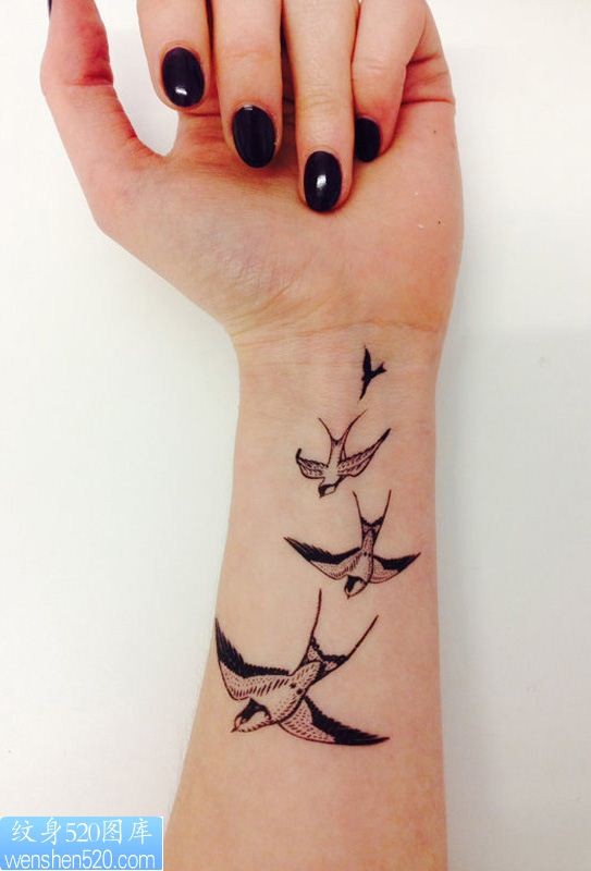 手腕内侧燕子纹身图案
