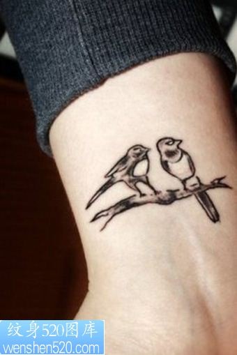 手腕处小鸟图腾纹身图案