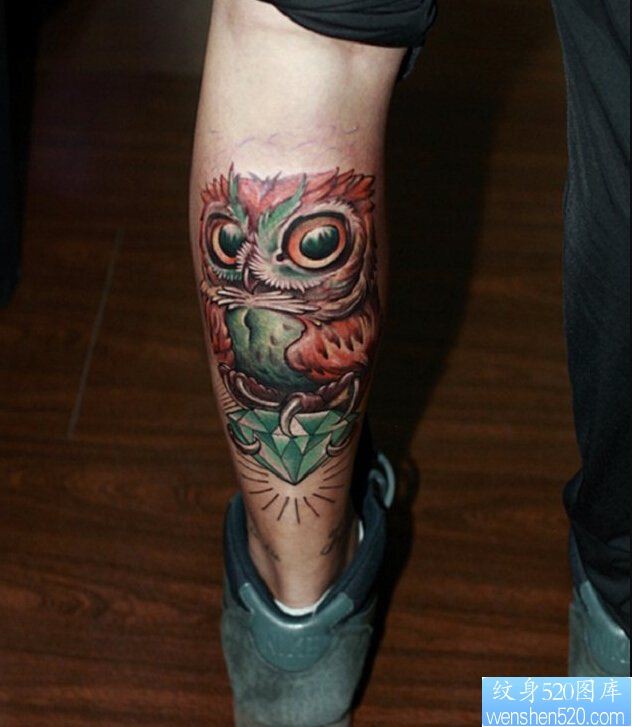 一幅腿部彩色猫头鹰纹身图案