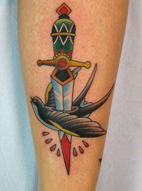 小腿上匕首燕子纹身图案