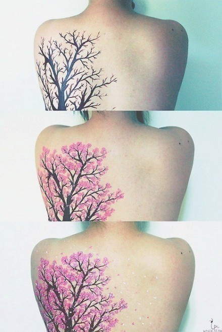 女性后背漂亮的树木刺青