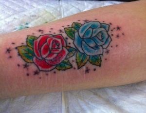 手臂蓝玫瑰红玫瑰纹身图案图案