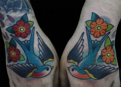 手背小燕子花纹身图案图案